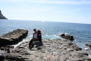 Tine und Johannes auf der Steinmauer